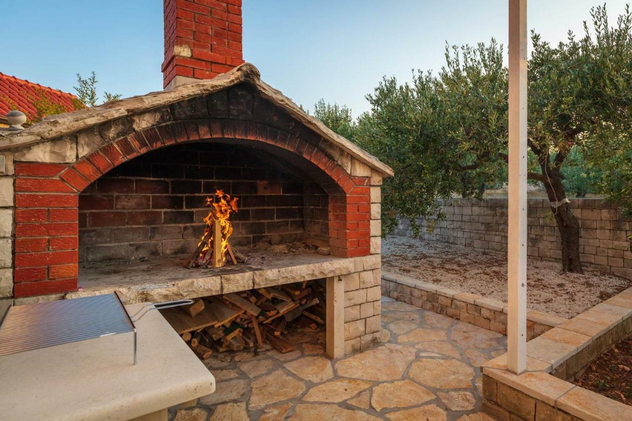 Villa Dubrava Tranquil Retreat Nestled In An Olive Grove For Serene Escapes Pucisca Bagian luar foto